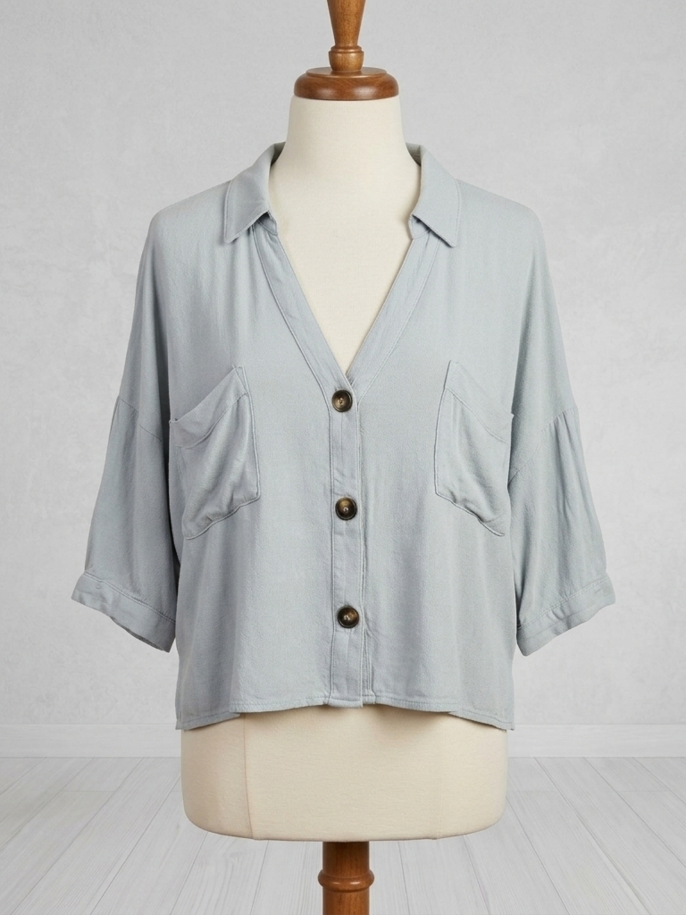 Moa Moa Light Gray Cropped Button-Front Shirt